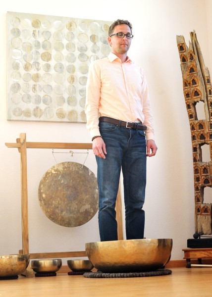 Stehen in der großen Klangschale